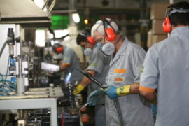Produção industrial cresce 0,3% de março para abril