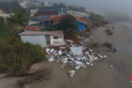 Defesa Civil interdita casa após ressaca em Guaratuba