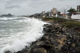 Marinha alerta para ventos fortes e ondas de até 4 metros no litoral do Paraná