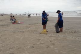 30 toneladas de lixo foram coletadas das praias na virada do ano