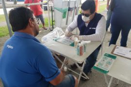Caminhoneiros recebem kits de higiene e alimentos em Paranaguá