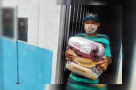 Pescadores de Pontal ganham cesta básica para enfrentar pandemia do coronavírus